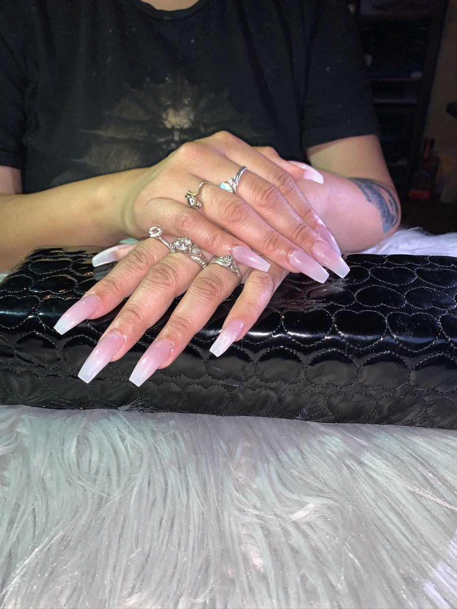 virgalo_'s tweet photo. I’m a new nail tech in South Central LA 🏡 that wants to grow and a simple retweet can go a long way 🧚🏻‍♀️ 
Instagram : @AloNailedItt https://t.co/he0wnUYJiK