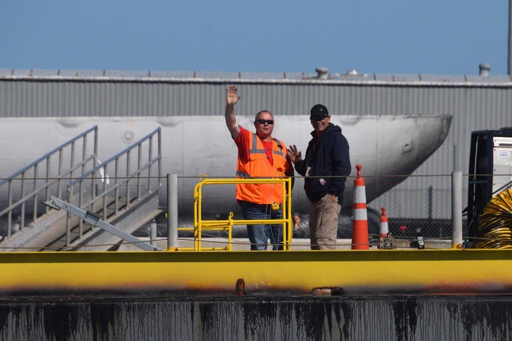 julia_bergeron's tweet photo. When GO Navigator comes back, make sure you wave! You may recognize one of the friendly Fleet recovery team regulars in this @ingallsimages Endeavour recovery photo. I bet many of you have waived back to the medical team member in the top left of this photo! ππ’ #FleetPride #DM2 https://t.co/v5Vmms50YM