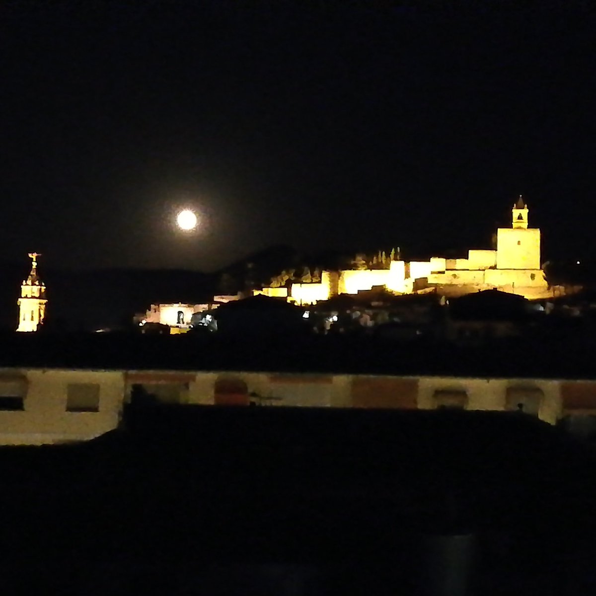 Así luce mi Antequera con ese resplandor de la luna encima del #CastilloPapaBellotas <a href="/canalfiesta/">Canal Fiesta Radio</a> <a href="/elbarrioficial/">El Barrio Oficial</a> #MiAmanteLuna que suene para mí #EspartanasArjonianas @kiskinroman19 🎧🎶📻