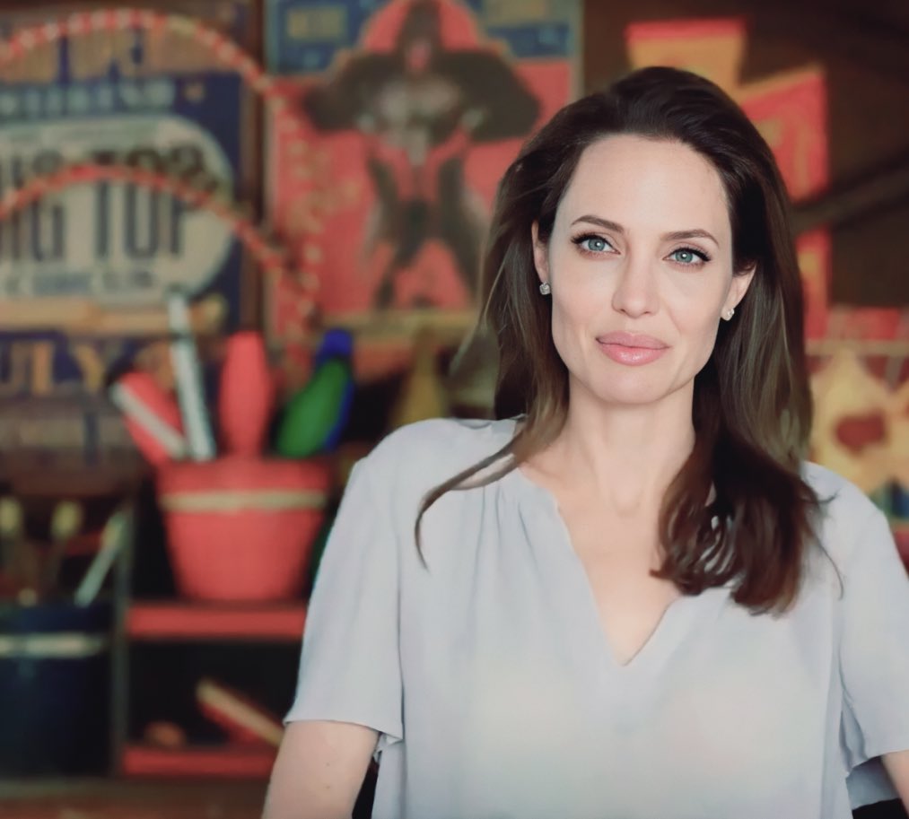 ajolieweb's tweet photo. she’s the most beautiful woman in the world 🤧💓🥰 https://t.co/Hvm23ECjRI