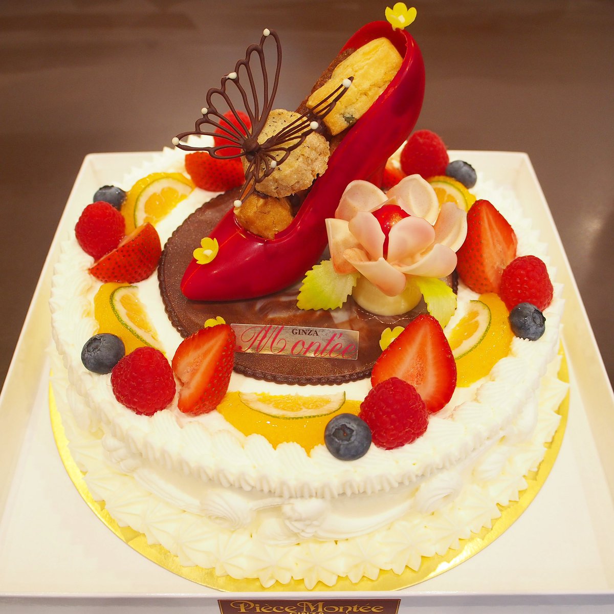 Ginza Piece Montee 銀座ピエスモンテ 店名を冠した ピエスモンテ 赤いハイヒールをモチーフとしたチョコレート細工とフルーツの飾りが目を引くスペシャルな苺のショートケーキです お誕生日や記念日に大人気なケーキです 要予約 銀座ケーキ屋 Ginza Piece Montee 銀座ピエスモンテ 店名を冠した ピエスモンテ 赤いハイヒールをモチーフとしたチョコレート細工とフルーツの飾りが目を引くスペシャルな苺のショートケーキです お誕生日や記念日に大人気なケーキです 要予約 銀座ケーキ屋
