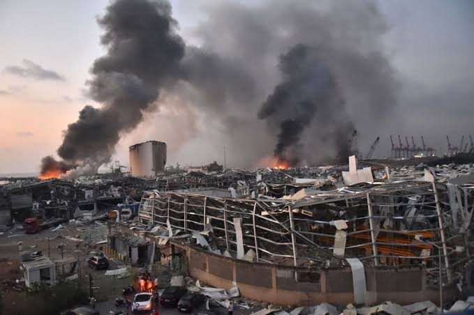 Alikhatttak's tweet photo. A huge explosion near the center of Beirut killed at least 10 people and sent shockwaves across the Lebanese capital, shattering glass in people's home and causing apartment balconies to collapse, witnesses and security sources said.
@BBCBreaking
@Dawn_News 
#BeirutExplosion https://t.co/yRBilVjJN2