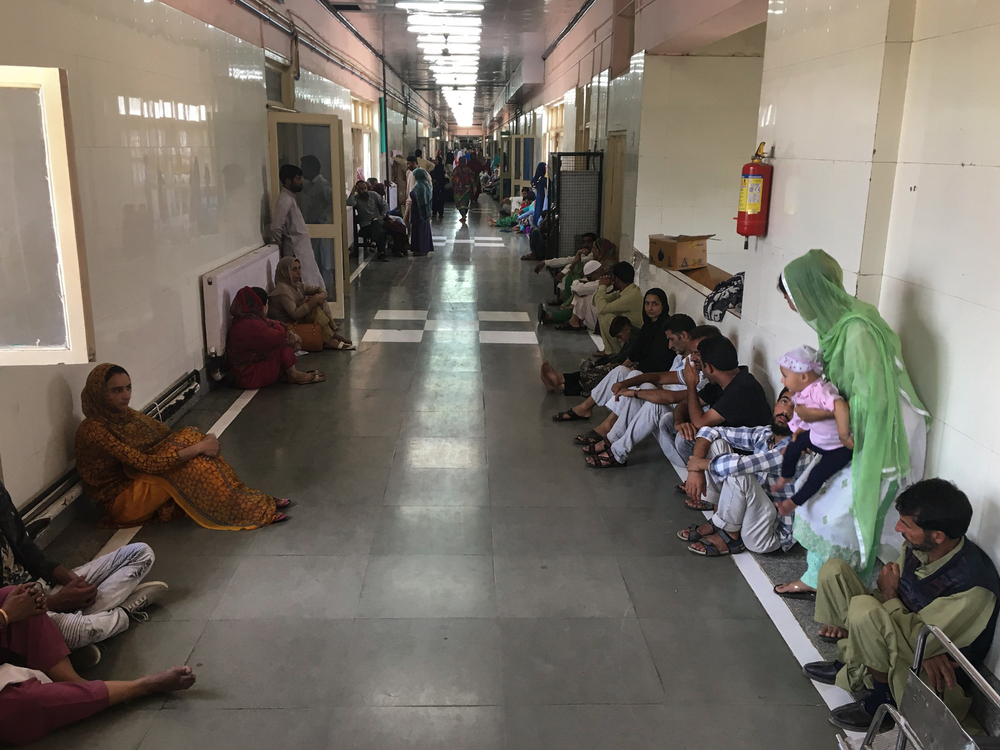 Patients struggled to reach healthcare, especially in the early weeks of the lockdown. There were cancelled surgeries, drug shortages, and lengthy backlogs, as  @muddasirali27 and  @MaqboolMajid reported:  https://www.thenewhumanitarian.org/news/2019/09/19/Kashmir-lockdown-healthcare-access-rights-crisis