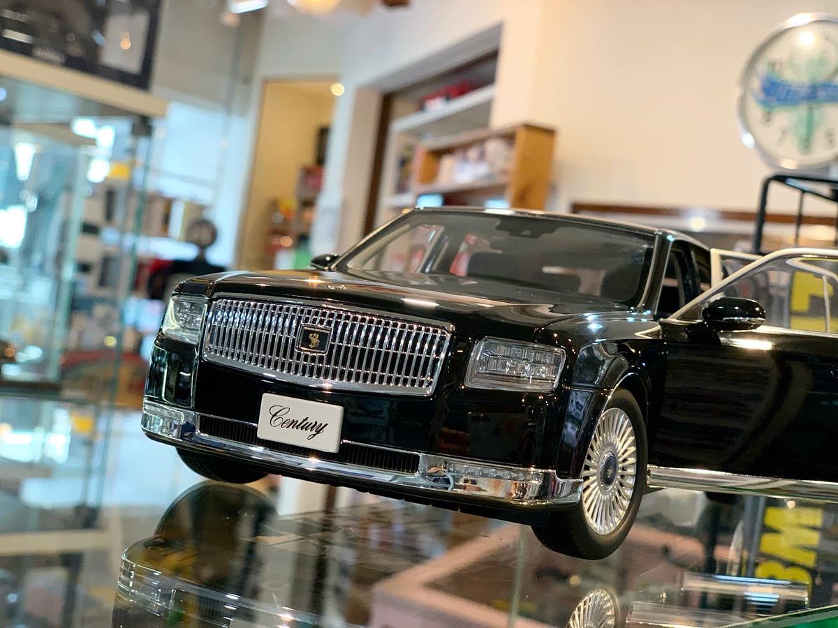 littlelegard's tweet image. 大変お待たせしました！ついに登場です😊いやーよく出来てますね。素晴らしい♪漆黒の上品な黒といい、内装も手が入ってます！これは欲しいな😊

AUTOart 1/18 トヨタ センチュリー （神威 ＜かむい＞　エターナルブラック）
30,580円(内税)

#autoartmodels #toyotacentury #センチュリー