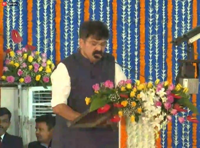 supriya_sule's tweet photo. .@NCPspeaks चे नेते, गृहनिर्माण मंत्री श्री. जितेंद्र आव्हाड (@Awhadspeaks) आपणांस वाढदिवसाच्या हार्दिक शुभेच्छा! आपणांस निरोगी असे दीर्घायुष्य लाभो ही सदिच्���ा! https://t.co/9y69oayvsm