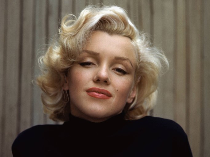 „Hollywood ist ein Ort, wo sie dir 50.000 Dollar für einen Kuss und 50 Cent für deine Seele zahlen.“
Norma Jeane Baker, besser bekannt als Marilyn Monroe. Sie starb am frühen 5. august 1962 an einer Überdosis Schlaftabletten.