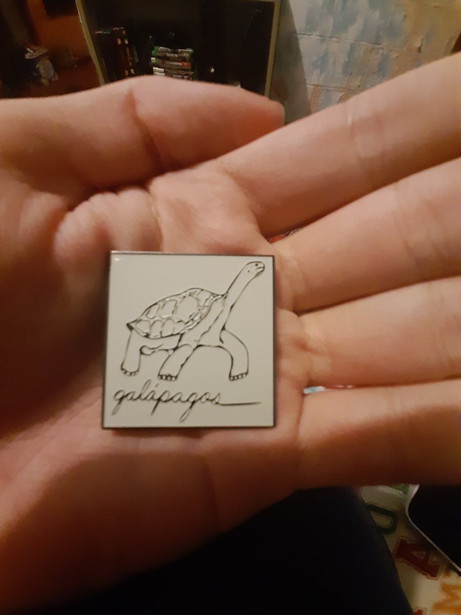 Buscando entre mis cosas encontré este pin de <a href="/galapagos909/">Galápagos</a> que el buen <a href="/davosea/">davo peñaloza</a> me regaló cuando él y <a href="/soyfrosty/">Arturo Salazar</a> me invitaron al programa a hablar de metal ruso. Que lástima que se acabe el viaje y les deseo mucho éxito en los proyectos del futuro. Un abrazo fuerte a ambos