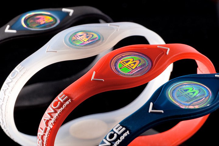 chefboone_'s tweet image. I AINT FORGET YALL USED TO WEAR POWER BALANCE BANDS. TALKING BOUT TRY TO PUSH ME OVER 😂