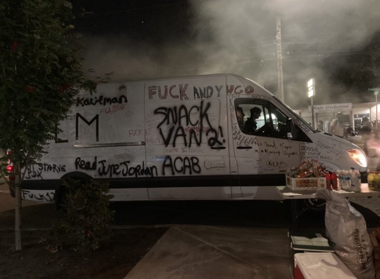 Sausages are almost ready at  @RevRibs and “Snack Van 2” pulls up. But just then the PPB LRAD announces that people in the crowd are trying to break into the PPA building, “Stop now or you may be cited, arrested, or subject to use of force.”