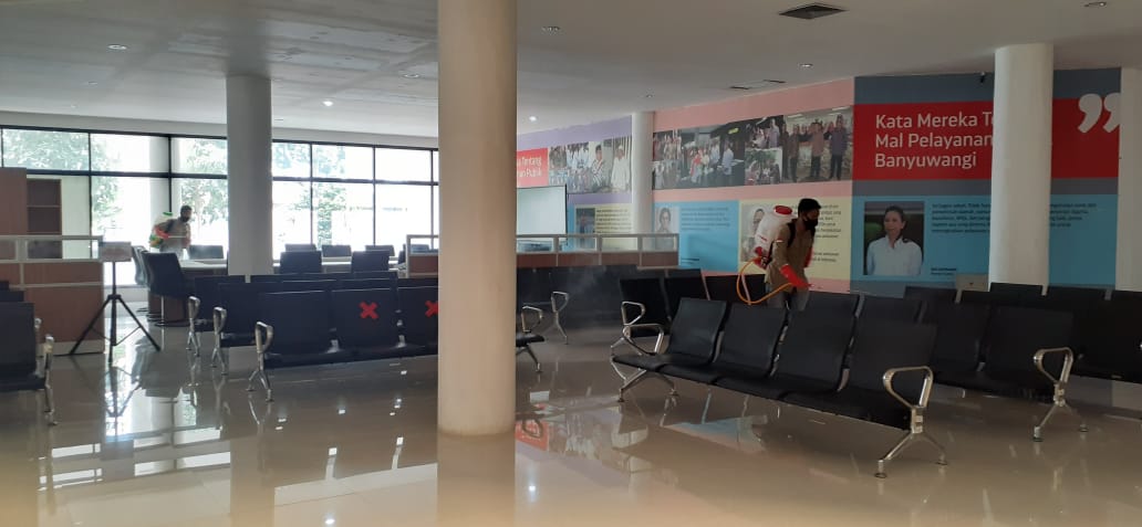 05 Agustus 2020
BPBD Banyuwangi melakukan Penyemprotan menggunakan  cairan disinfektan di <a href="/dpmptspbwi/">DPMPTSP BANYUWANGI</a> dan mal pelayanan publik kabupaten banyuwangi untuk Pencegahan Sebaran Covid-19
<a href="/banyuwangi_kab/">Kabupaten Banyuwangi</a> <a href="/AzwarAnas_A3/">Abdullah Azwar Anas</a> <a href="/bpbd_jatim/">BPBD JATIM</a> <a href="/BNPB_Indonesia/">BNPB Indonesia</a>