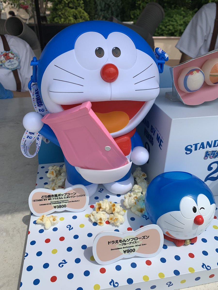 Luna ドラえもんのポップコーンバケツ どこでもドアは別パーツです グッズ類はまだ発売前でした