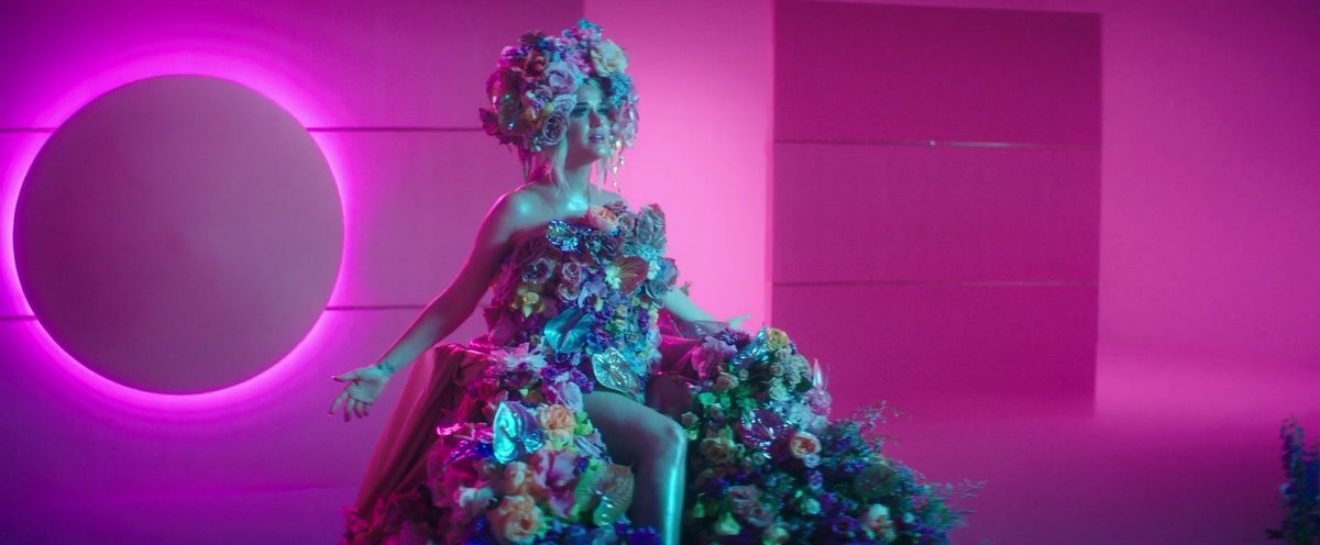 Eye candy, beautiful/colorful visuals - Among videos today, this quality is not difficult to deliver. Artists like gaga, nicki, and even the whole kpop industry has this on their videos. But we know Katy does not fall short.