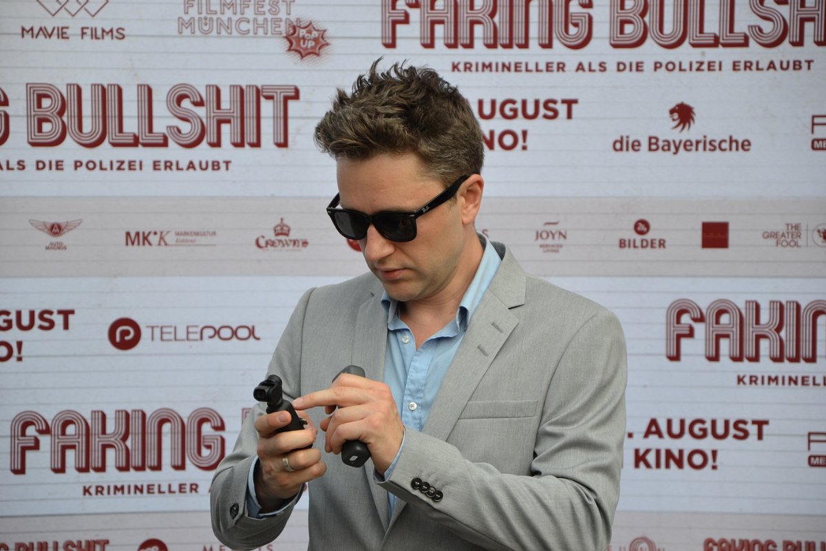 loptafilm's tweet photo. Big Buisness für unseren Produzenten Adrian. Premiere von "Faking Bullshit" in Ahlen. Denn dort wurde die Kinocomedy von Mavie Films produziert. Da ist es doch auch selbstverständlich dort eine angemessene Premiere zu zelebrieren. Fotos: Ralf Grote https://t.co/J1U7LfCUH6