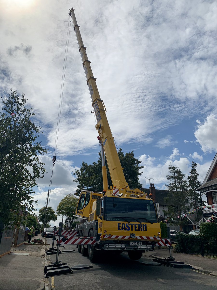 EasternCHire's tweet photo. Beautiful day in Leigh-on-Sea with our LTM1060⛓☀️
Utilising the Liebherr VarioBase technology, rigged on 2m x 1m large crane mats #lifting steel beams into position👷🏼‍♂️
#cranehire #mobilecrane #liebherrcranes #variobase #craneoperator #crane #leighonsea #building #newbuild #Essex https://t.co/JkElT50EMZ