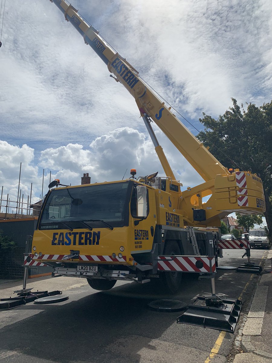 EasternCHire's tweet photo. Beautiful day in Leigh-on-Sea with our LTM1060⛓☀️
Utilising the Liebherr VarioBase technology, rigged on 2m x 1m large crane mats #lifting steel beams into position👷🏼‍♂️
#cranehire #mobilecrane #liebherrcranes #variobase #craneoperator #crane #leighonsea #building #newbuild #Essex https://t.co/JkElT50EMZ