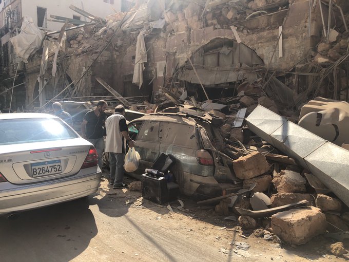 Huge Explosions Rock Beirut EeowX5nXgAAip5k?format=jpg&name=small