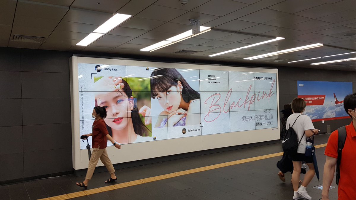 Parachute_lisoo's tweet photo. 4th Anniversary Support with
@lisoounder

Part-1
[Hongik Univ. Station]
4 LED Screens

Location:
[Hongik Univ. Station transfer platform between Line 2 and Airport Line]

Period:
2020/08/05 - 2020/08/11
#블랙핑크 #지수 #리사 #Lisoo 
@BLACKPINK https://t.co/WIlyAS7WJE