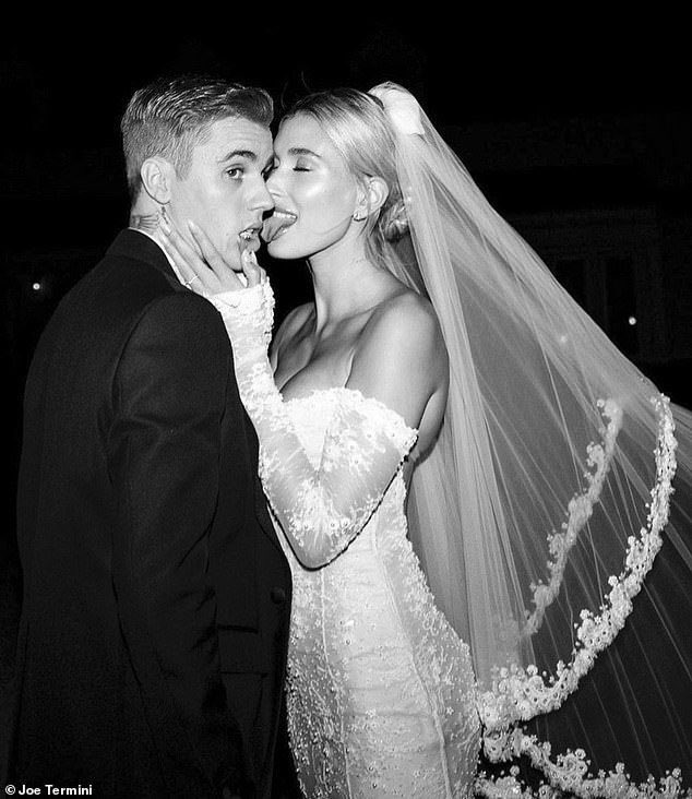 Justin y Hailey se casaron por la iglesia el dia 30 de septiembre de 2019 en Carolina del Sur, en su boda Justin le canto One Less Lonely Girl.Justin y Hailey ganaron en la vida.