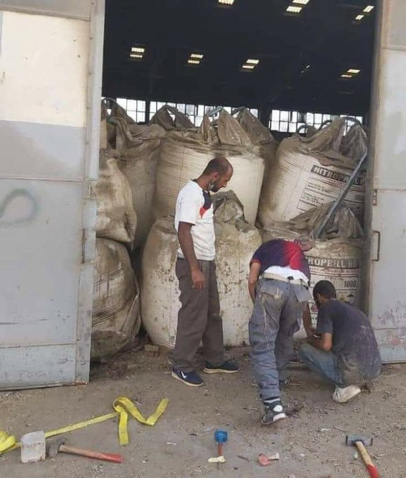 Double explosion dans la zone portuaire de Beyrouth (Liban) - réserve de blé détruite EeoyvCaWsAItuwB?format=jpg&name=small