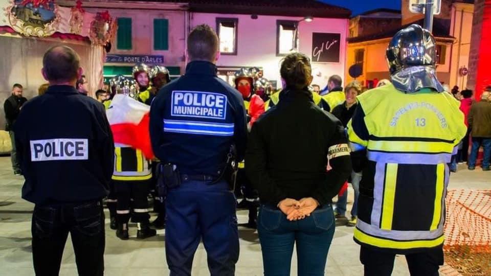 Admiration totale face au dévouement absolu de la <a href="/PoliceNat13/">Police nationale 13</a>, des <a href="/Pompiers_13/">Pompiers13</a>, <a href="/MarinsPompiers/">Marins-pompiers de Marseille</a> et de la <a href="/PoliceMun/">Police Municipale</a>!
Tous unis dans l’adversité du feu!
Tous solidaires pour sauver des vies!
@AllioneFNSPF <a href="/Prefet13/">Préfet de la région Provence-Alpes-Côte d'Azur</a> <a href="/prefpolice13/">Préfète de police déléguée des Bouches-du-Rhône</a> <a href="/Presidentudsp13/">Président UnionPompiers13</a> <a href="/GDarmanin/">Gérald DARMANIN</a> <a href="/MarleneSchiappa/">🇫🇷 MarleneSchiappa</a>