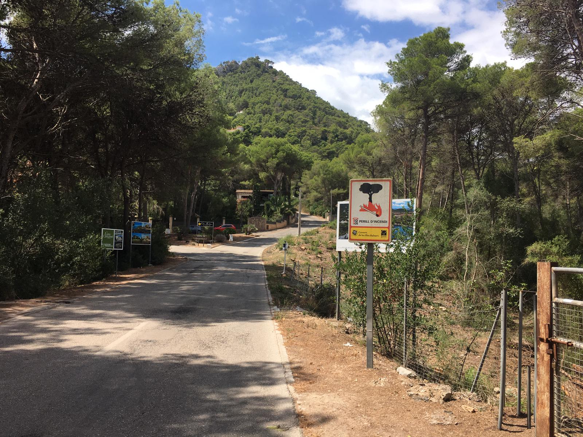 Medi_XXI_GSA's tweet photo. Com que qualsevol època és bona per la #Prevenció de #IncendisForestals... estem comprovant l'estat de infraestructures existents i viabilitat d'accions planificades dins del Pla municipal de Prevenció #IIFF de Capdepera (Balears) i de pas, gaudint del seu magnífic paisatge =) https://t.co/SlnKWoYQdN