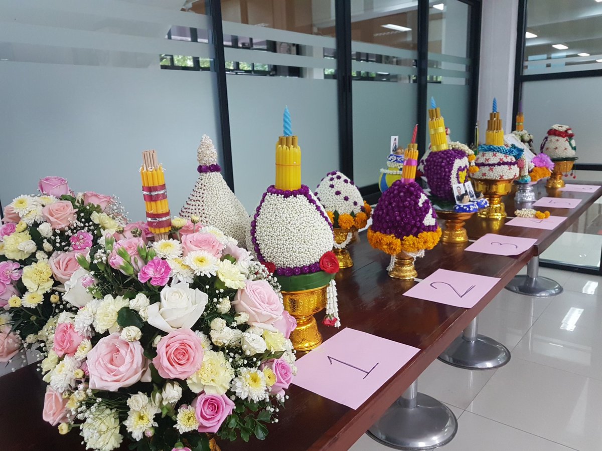mwit_th's tweet image. ถามเด็กน้อยมาแล้วววว.... ได้ความว่า พรุ่งนี้ #MWIT จะมีงานไหว้ครู มิน่าล่ะ บอทถึงเห็นพานดอกไม้สวยๆ เต็มไปหมดเลย