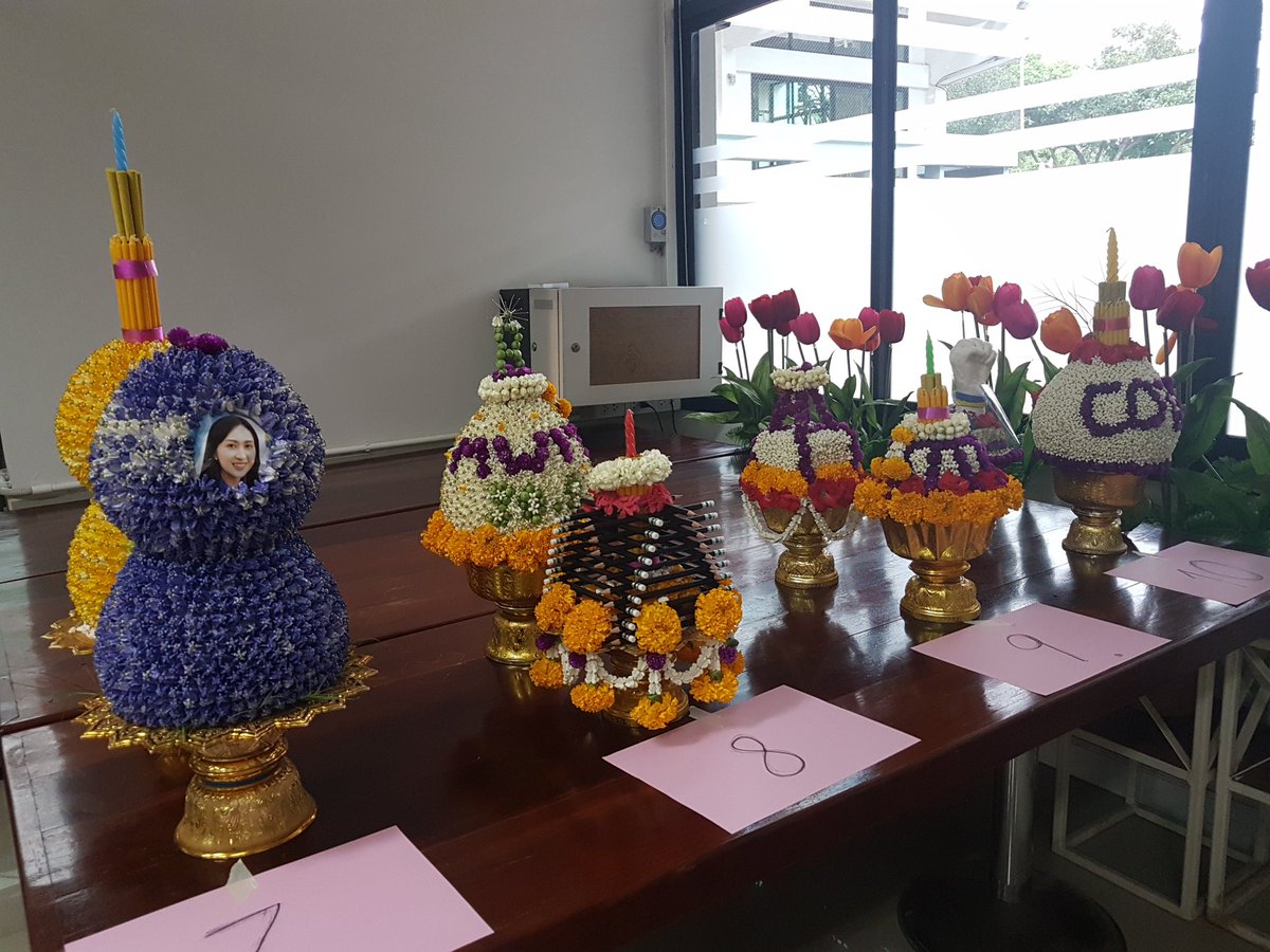 mwit_th's tweet image. ถามเด็กน้อยมาแล้วววว.... ได้ความว่า พรุ่งนี้ #MWIT จะมีงานไหว้ครู มิน่าล่ะ บอทถึงเห็นพานดอกไม้สวยๆ เต็มไปหมดเลย