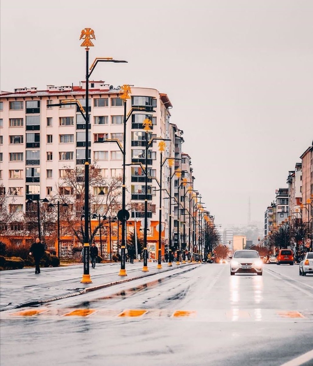 Sivas'ı görmeden,
Bir Sivaslı sevmeden,
Sivas köftesi yemeden ölmeyin.
#DünyaSivaslılarGünü
