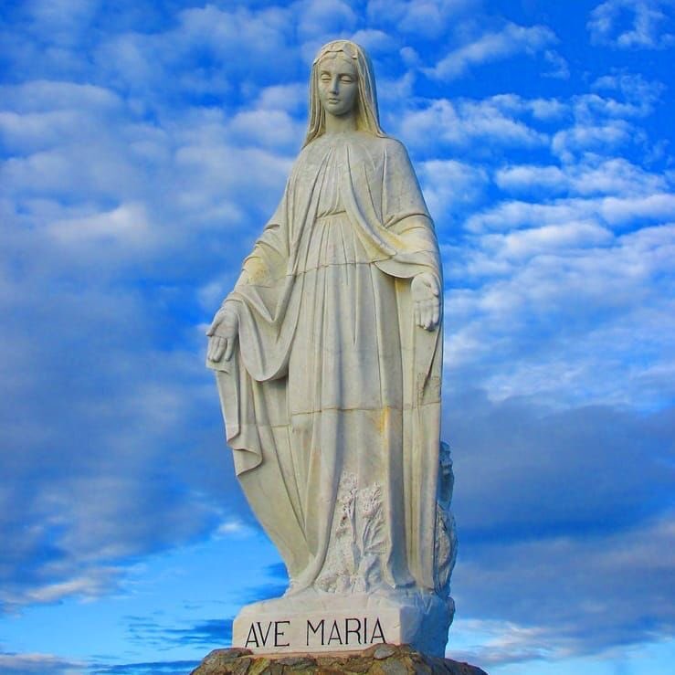 Santa_Palabra's tweet image. Hoy celebramos a Nuestra Señora de las Nieves. Se cuenta que un matrimonio sin hijos, le pedía a la Virgen qué hacer con una fortuna que habían recibido en herencia, ella se les apareció en sueños y les dijo...