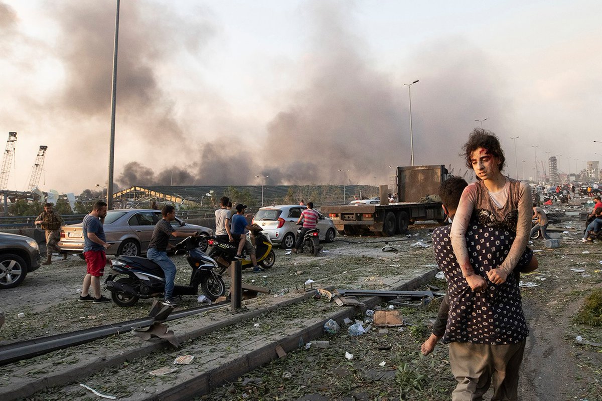 Perdana Menteri Lebanon, Hassan Diab, menyatakan sumber ledakan berasal dari 2.750 amonium nitrat pupuk pertanian yang disimpan di gudang di tepi laut tersebut.

#PrayForLebanon