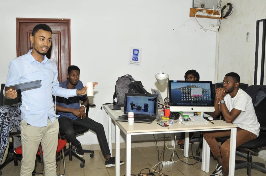 ybsolanga's tweet photo. Nous avons reçu hier la visite du @PNUDCameroun dans le cadre de la mission d’évaluation des avancées de notre solution #SmartOil financée par ladite organisation.
Une rencontre fructueuse, productive et très enrichissante. 
Merci @PNUDCameroun pour l’appui technique et financier https://t.co/wzj6c14QUf