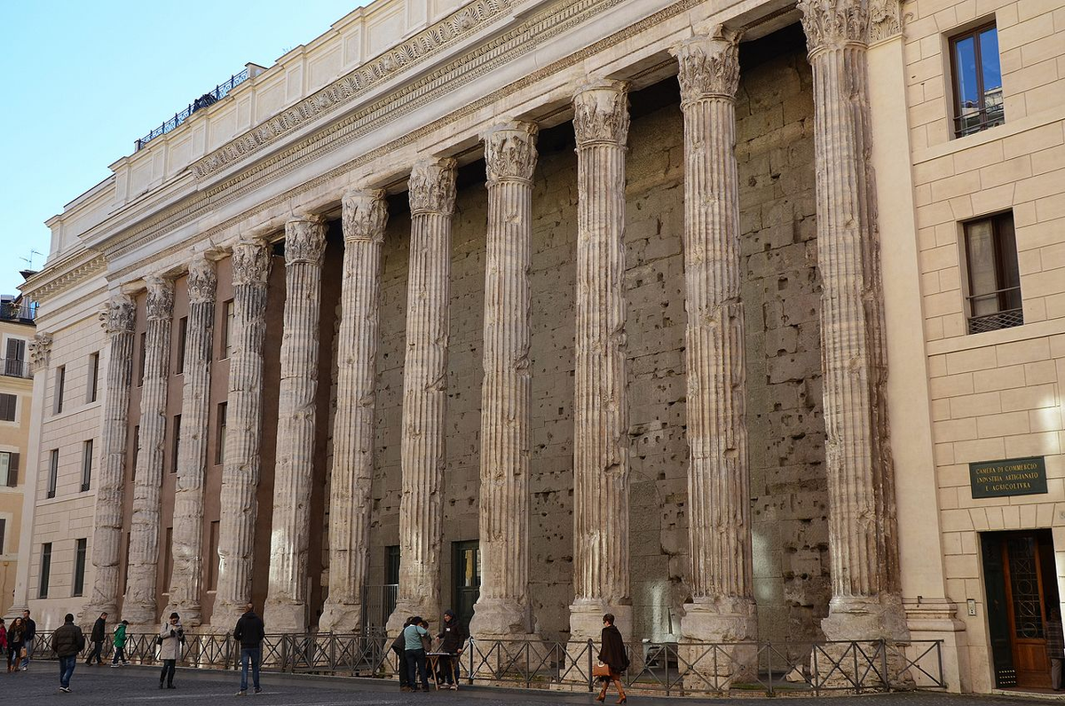 De hecho, muchos edificios imperiales de la ciudad de Roma se han salvado precisamente por ser reutilizados.El Hadrianeum es un ejemplo. Hoy es la sede histórica de la Bolsa.Y, como otros edificios de este hilo, fue re-romanizado.