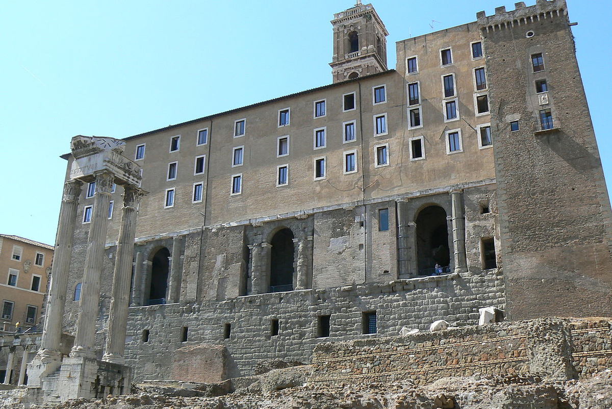 Y podríamos volver al Foro y hablar del Tabularium.¿A alguien le parece mal la torre defensiva de Nicolás V (a la derecha), los cuatro pisos añadidos o la Torre della Patarina del ayuntamiento de Roma?Son tres "pegotes" evidentes.Pero los hemos visto "siempre".