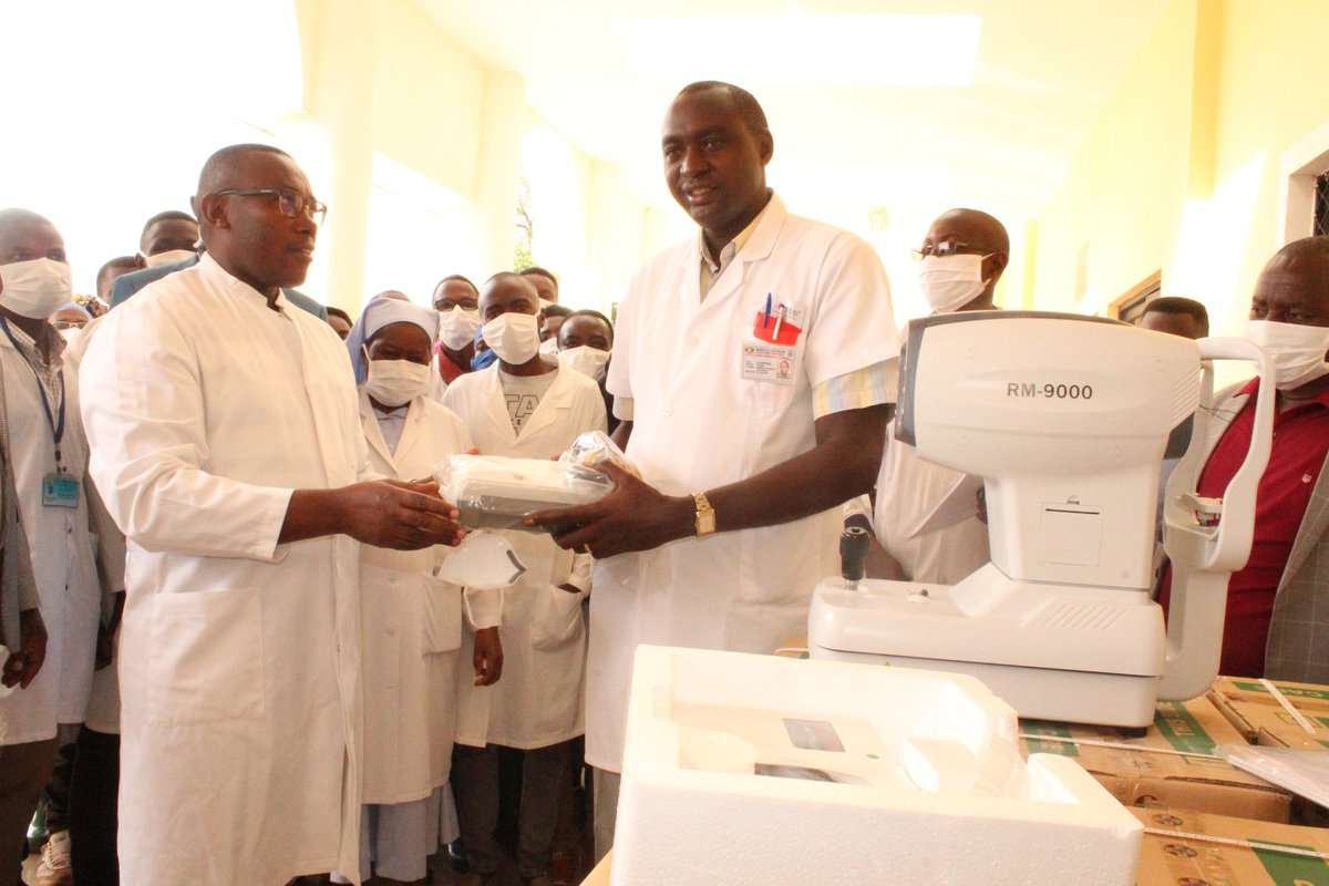 msp_burundi's tweet photo. #Burundi Le Ministre @dr_thaddee effectue une visite à l'hôpital du cinnquantaire de @Karusi pour se rendre compte du fonctionnement de l'unité d'hémodialyse . Il apporte un appui en médicaments , matériel de protection individuelle et équipements de diagnostic https://t.co/LamP3hozt0