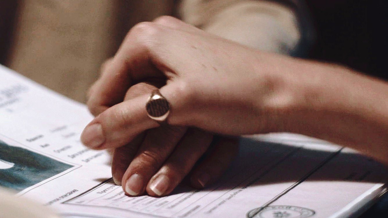 aangenaam mate Etna on Twitter: "thinking about her* *villanelle's thumb ring  https://t.co/dx7w9tA50Y" / Twitter