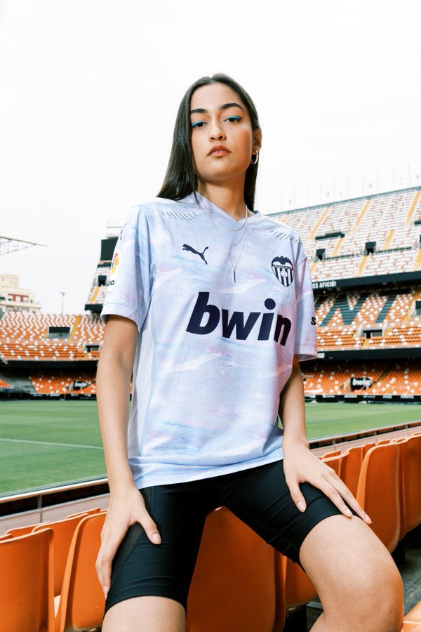 COMPETITION: We’ve teamed up with Valencia again to giveaway their brand new home shirt to one lucky follower.

For a chance to win, all you have to do is RT this tweet and follow @ValenciaCF_en and us.

Winner announced tomorrow afternoon. Good luck!

#ValenciaCF 🦇