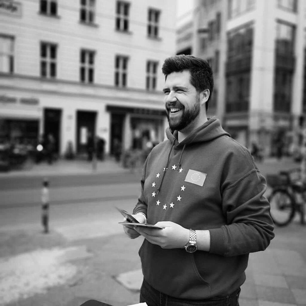 Wir trauern um Gregor Golle, welcher nach kurzer und schwerer Krankheit überraschend vor seinem 30. Geburtstag aus dem Leben gerissen wurde. Wir haben mit ihm nicht nur einen Parteifreund, sondern einen liebenswerten Freund verloren. Wir sind in Gedanken bei seiner Familie. (jb)