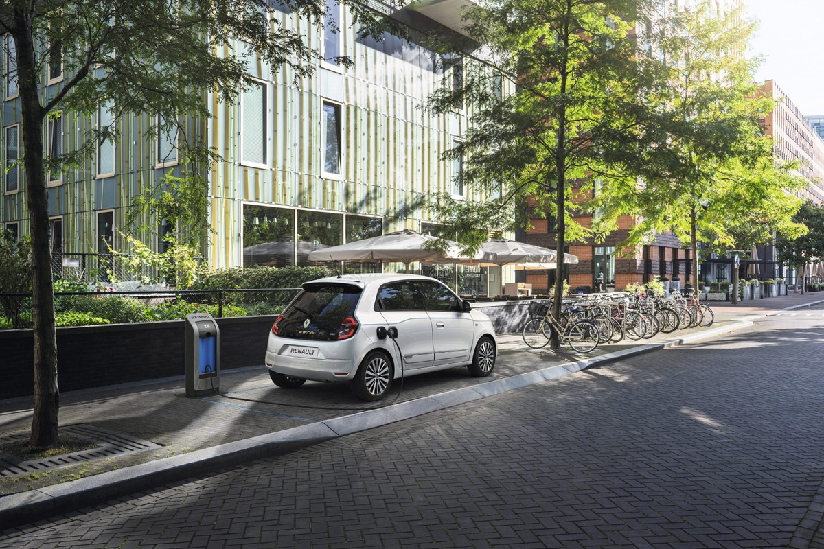 InstallatieComf's tweet photo. #TWINGO #Electric met #overheidssubsidie €4000,- voor particulieren bij koop/private lease. Batterij laadt tot4x sneller op dankzij unieke #Caméléon-lader, waarmee deze 't #ElectricVehicle t/m'n snelheid van 22kW(AC) laadt. #eDrive https://t.co/qytxI9DDiL https://t.co/uest1nhEzl https://t.co/wu5CH41xBQ