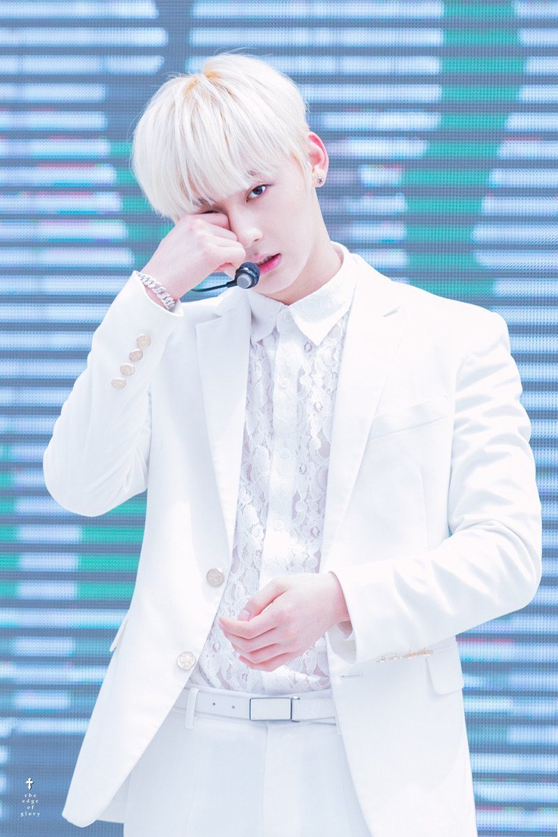 Day 5 | In white I really love him in blonde  #NUEST  #뉴이스트  #MINHYUN  #민현  #황민현