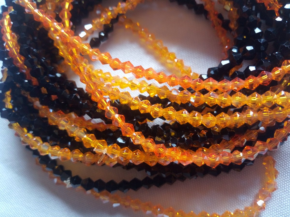 Beauty your waist with beads from Exquisite Line. 1&2. Crystal beads 4 strands N10003. 2 wraps of light weight beads N8004. Very light weight waist beads 2 strands N1000Check this thread for more! If you see this tweet, please retweet @BaliOfLife  @Iraadat_  @Nihmmer