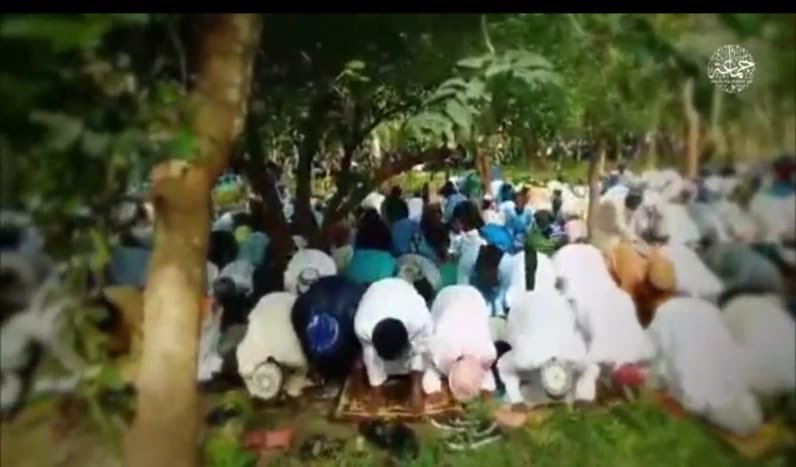 The Shekau-led faction of BH has released its first video exclusively featuring members claiming to be from Niger State. It shows about one hundred persons praying Eid in the heart of a bush before showing three fighters sending Eid greetings in Hausa, English and Fulfulde.
