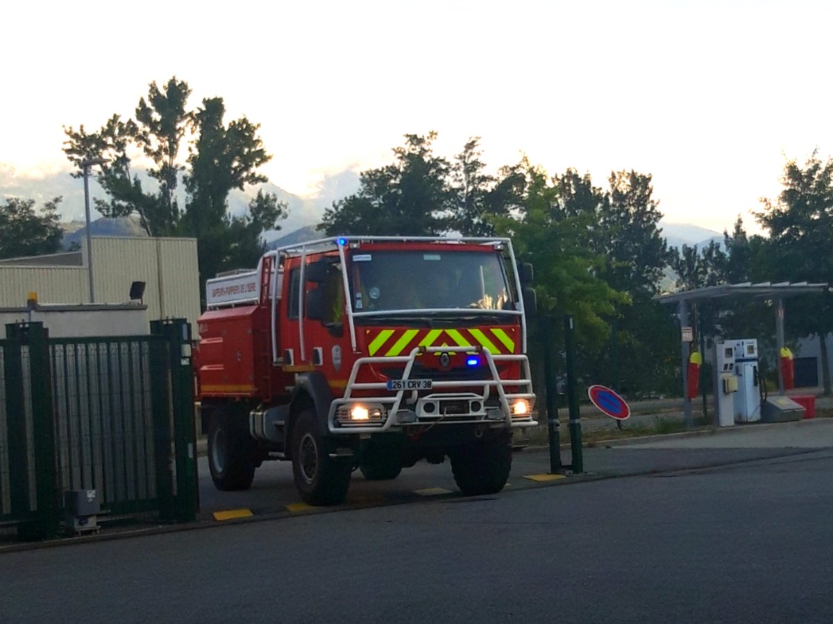 csletouvet's tweet photo. En raison des feux de forêts qui frappent le sud de la France, 4 sapeurs-pompiers du Touvet sont engagés pour lutter contre les 🔥en renfort des  @Pompiers_13. Nous souhaitons un bon courage à Hervé, Jonathan, Alexandrie et Léo 🚒
@sdis38 #sera2 #FeuDeForêt #pompiers13 #feu https://t.co/NZYlO9A6VP