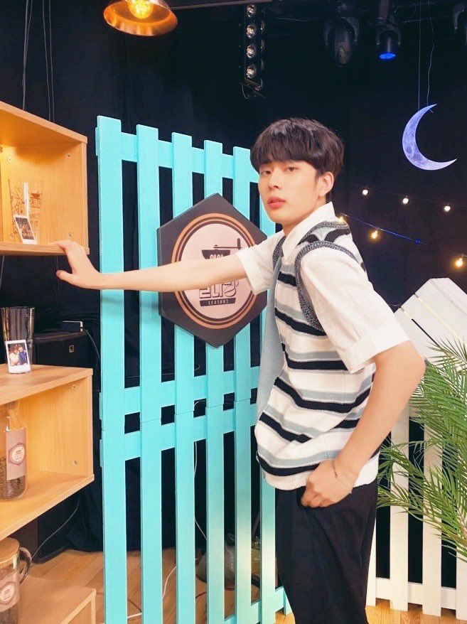 [📢] #아이돌다방 시즌3 5회 방송 안내 <a href="/idoldabang/">아이돌다방</a>
 
잠시 후 6시, #Seezn 앱에서 #돌다방 작은 선호사장님을 만나보세요!💛

오늘은 귀요미 선호와 선호선배가 함께 공존하는 반전 매력의 비하인드 컷!😛😎

#유선호 #YOO_SEONHO