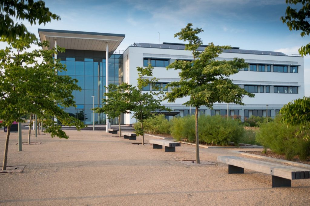 UKSPA's tweet photo. Multi-million-pound funding awarded for new building at @UKSPA @ExeterSciencePk. Read more on this & all the latest in the science & innovation sector - https://t.co/w5OFLJnJ0w #science #innovation #exetersciencepark #ukspa #research #incubation #startups https://t.co/6P5wsUJZqk