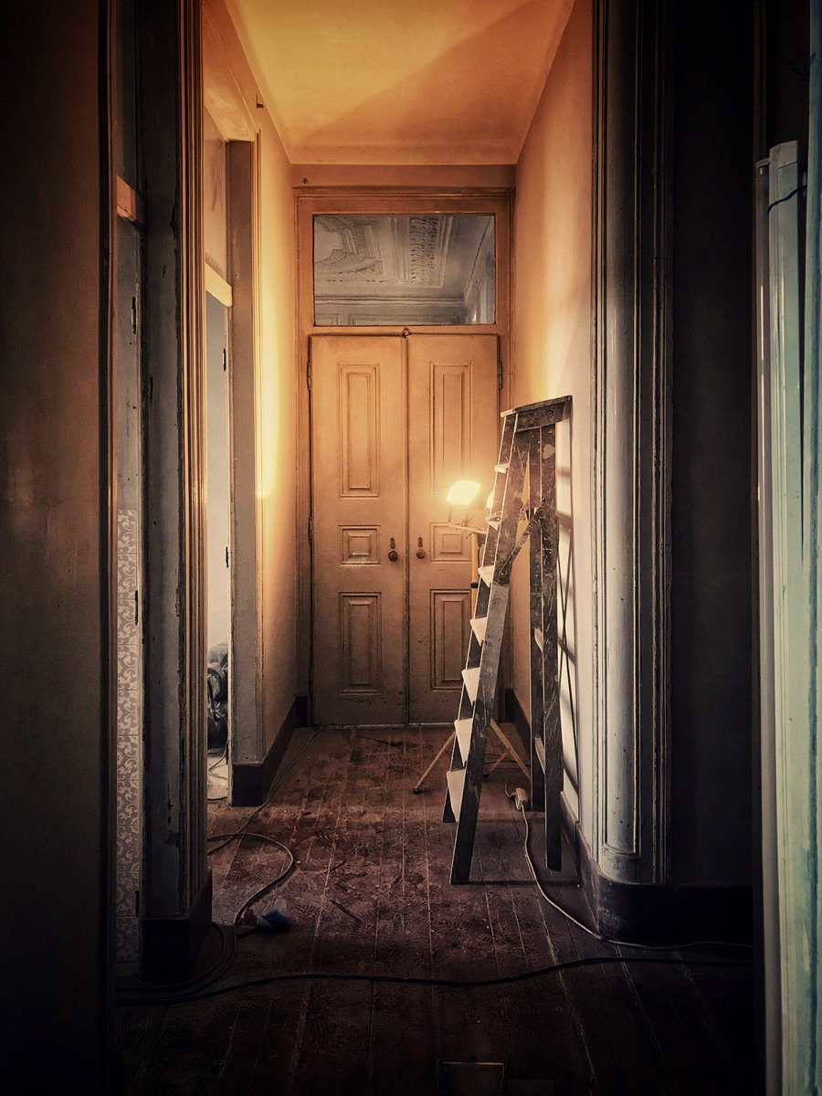 nunomontenegro's tweet photo. A recuperação de portas e janelas envolve, como é conhecido, uma enorme morosidade e delicadeza. O séc XXI trouxe esta prática de volta, promovida pela crescente valorização das componentes originais da arquitetura. As imagens mostram portas do século XIX. #secXIX #reabilitacao https://t.co/FGOL3sxEDe