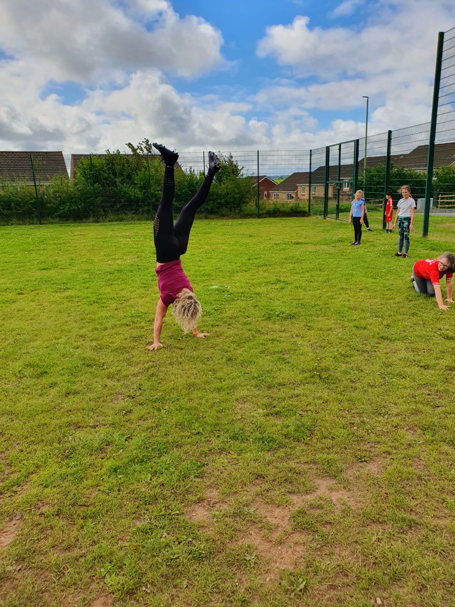 PerformanceCirc's tweet photo. Who's a gymnast? Me neither. @EmmaHDavies showing the children to understand that you can learn skills at any age in the outdoor fitness sessions #handstandwalking #nongymnast #hope https://t.co/m8pokhdjmj