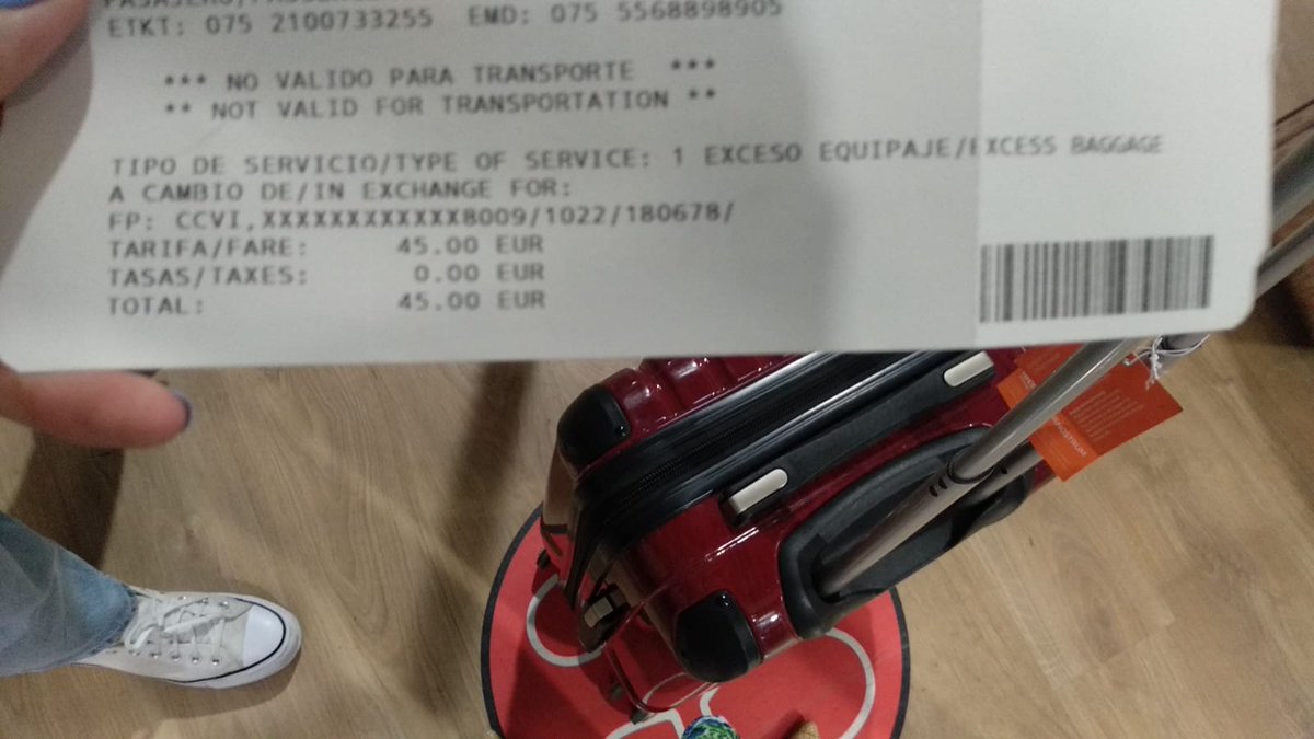 Le pido que se identifique para poner una queja y se arranca la placa y me dice "no se lo pienso decir señorita abogada". En shock. Hemos tenido que facturar pagando.