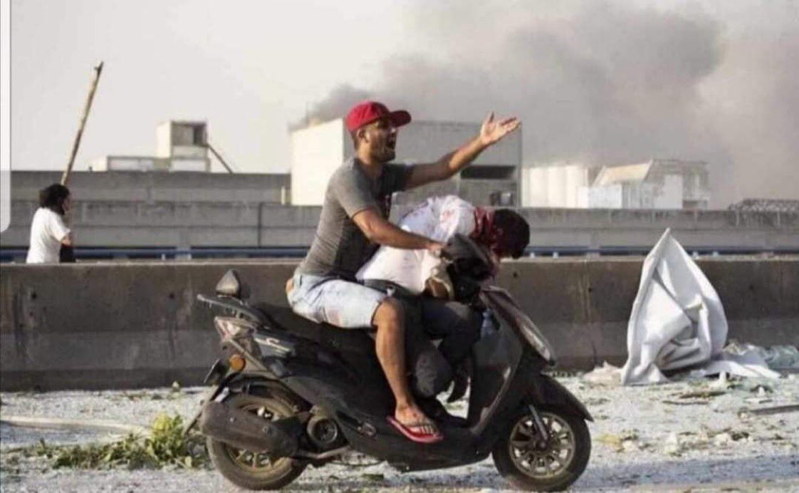 تعاهدنا أن نبقى سويًّا في الوطن .. لا بقيَ الصّديقُ ولا بقيَ الوطن 💔
#بيروت_تنزف