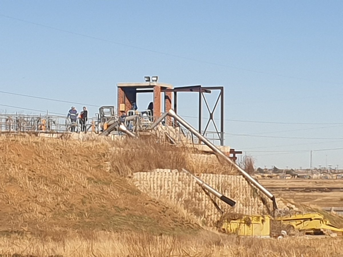 zinhlekanyane's tweet photo. The Ngaka Modiri Molema district municipality has spent 93 million of covid19 relief funds from May to July 2020. Part of that expenditure is this waste water treatment plant that costed R8,5 million rand for updates. But upon arrival, this structure isn't working. @Newzroom405 https://t.co/ibXuaLwFcm