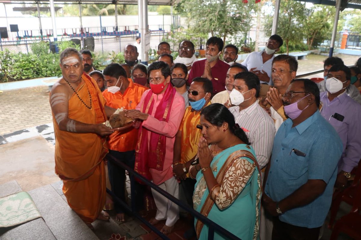 Deepak_Smg's tweet image. ಮಾಜಿ ಮುಖ್ಯಮಂತ್ರಿ ಶ್ರೀ ಸಿದ್ದರಾಮಯ್ಯ  ರವರಿಗೆ ಕರೋನ ಪಾಸಿಟಿವ್ ಬಂದಿರುವ ಹಿನ್ನಲೆಯಲ್ಲಿ ಬೇಗ ಗುಣಮುಖರಾಗಿ ಮತ್ತೆ ಕಾರ್ಯಪ್ರವೃತ್ತರಾಗಲೆಂದು ಪ್ರಾರ್ಥಿಸಿ ಶಿವಮೊಗ್ಗ ನಗರದ ಮಾಜಿ ಶಾಸಕರಾದ ಶ್ರೀ @KBP_Smg ರವರ ನೇತೃತ್ವದಲ್ಲಿ ಇಂದು ನಗರದ ಹರಕೆರೆಯ ಈಶ್ವರ ದೇವಸ್ಥಾನದಲ್ಲಿ ರುದ್ರಾಭಿಷೇಕ ಮತ್ತು ಮಹಾ ಮೃತುಂಜಯ ಜಪವನ್ನು ಮಾಡಲಾಯಿತು.